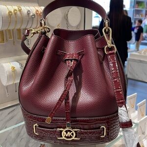 MICHAEL KORS 
Reed Medium Pebbled Leather Belted Bucket Messenger Satchel Crossb